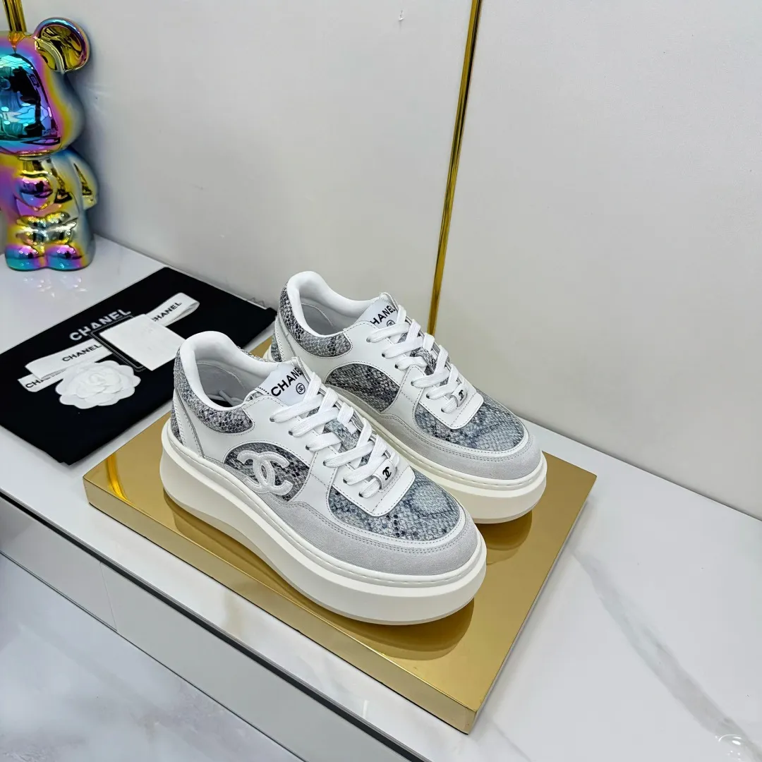 👟👟Ex-factory price 680👟👟 Upgraded version, upgraded version, upgraded version! No rebuttal accepted! ! ! ! Chanel Chanel panda shoes! 2025 counter's top casual sports shoes. This classic design; the upper is electro-embroidered with a variety of techniques; the outsole is fashionable and sporty; the unusual inclusion of a variety of color matching elements... The diversified mix and match is very good-looking and versatile, and can be used for leisure, fashion, sports, and outdoor... ꫛꫀꪝ Go➫ Materials: ❶Upper made of: original imported first-layer silk cowhide + original waterproof cloth + original first-layer cowhide ❷Inner lining: Original Yangli+Net ❸Outsole based on: Original TPU combination outsole Counter boutique packaging complete set for women 35–41 👉 👉 👉 👉 👉 👉 👉